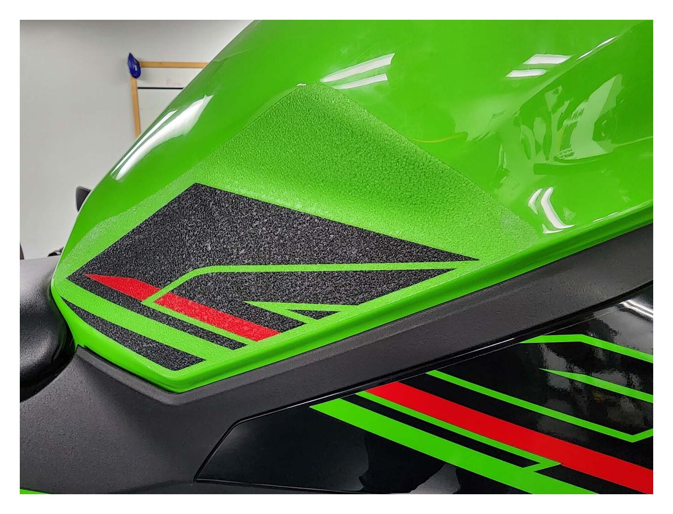 Graves Motorsports Tank Grip Kawasaki Ninja ZX4R / ZX4RR 20232024