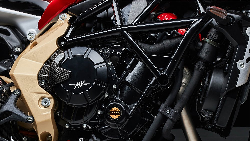A close-up of the Brutale Serie Oro's 931 cc inline-triple.