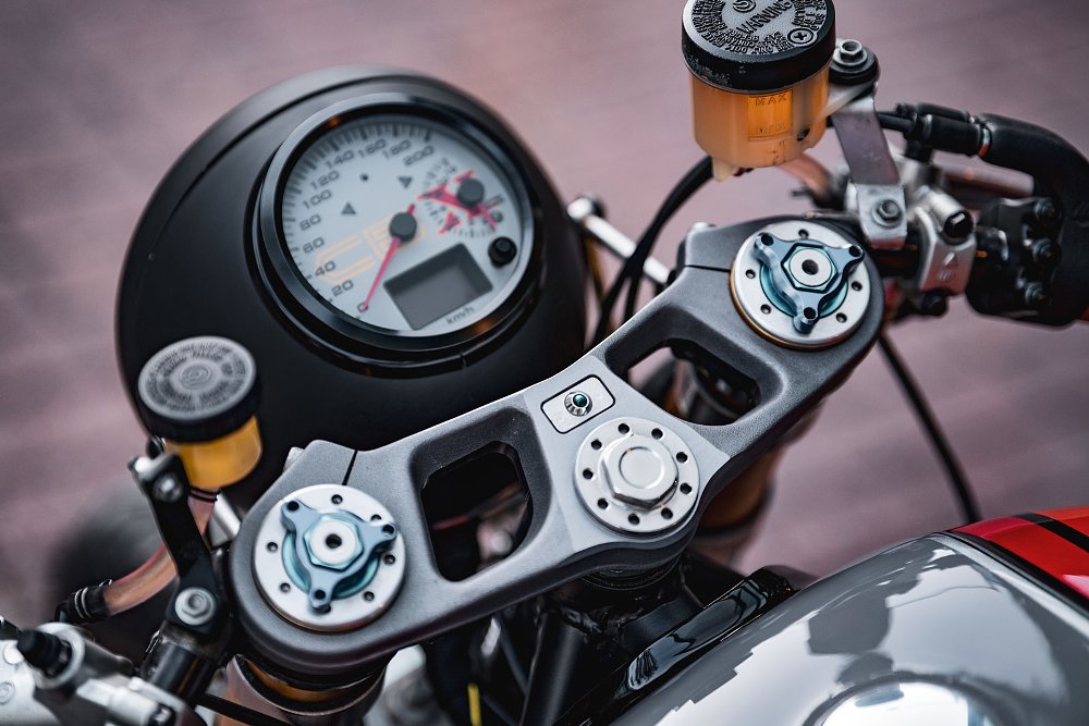 view of the gauge on the CBX's top triple clamp