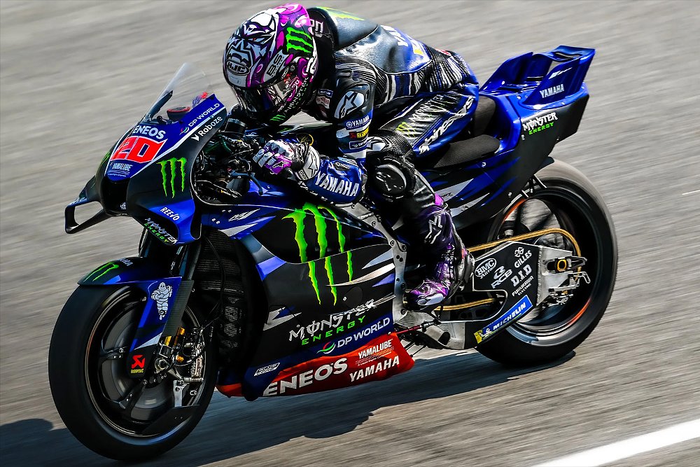 Fabio Quartararo fires the YZR-M1 V4 down a straight at the Chang International Circuit.