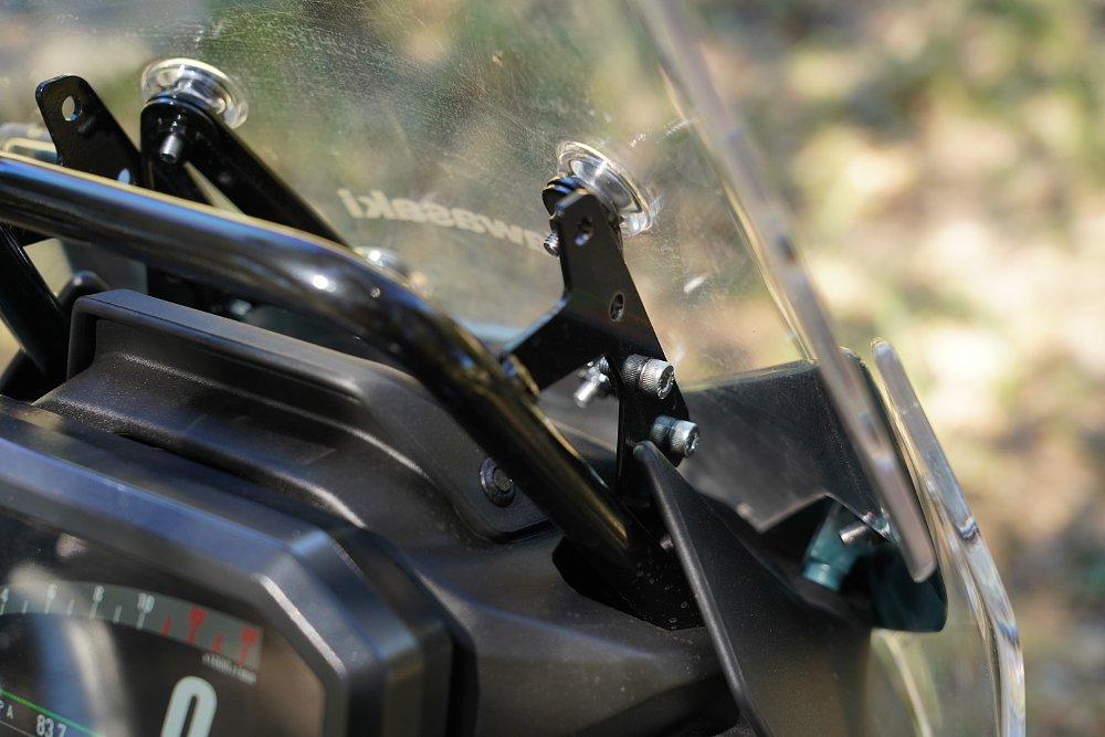 2026 Kawasaki KLE500 windscreen adjustment
