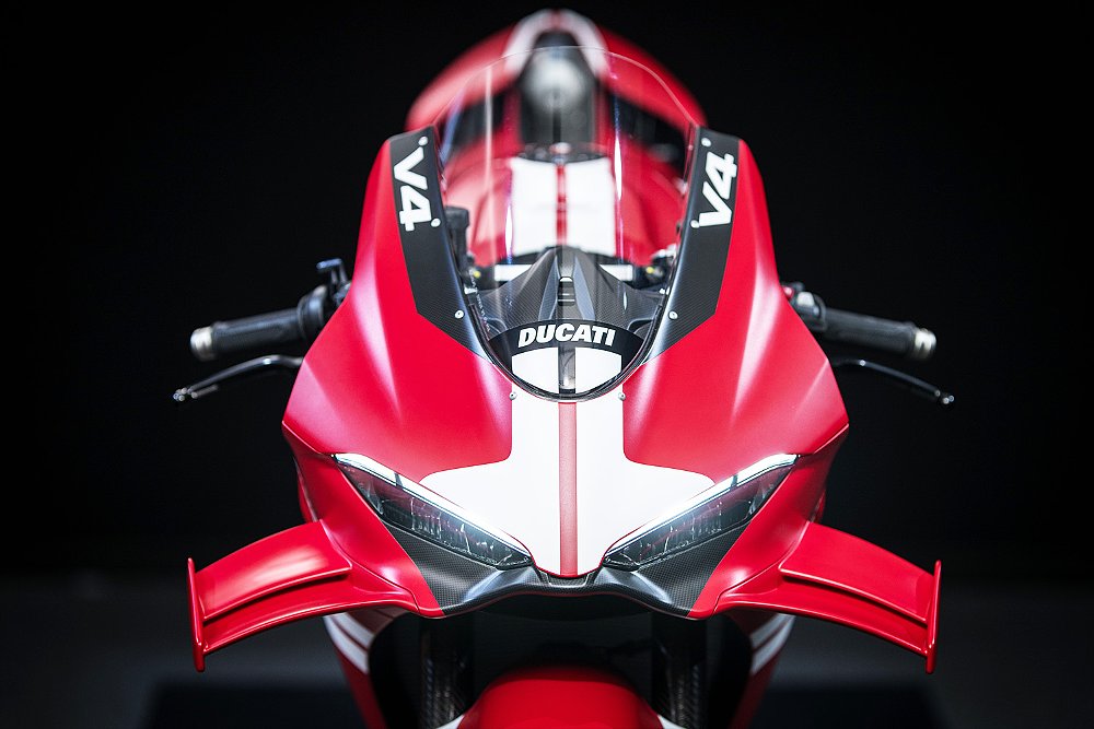 A front-on view of the 2026 Ducati Superleggera V4 Centenario.