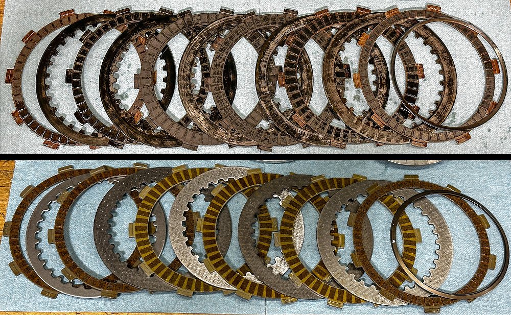 A side-by-side comparison of used and new Ibex 450 clutch plates.