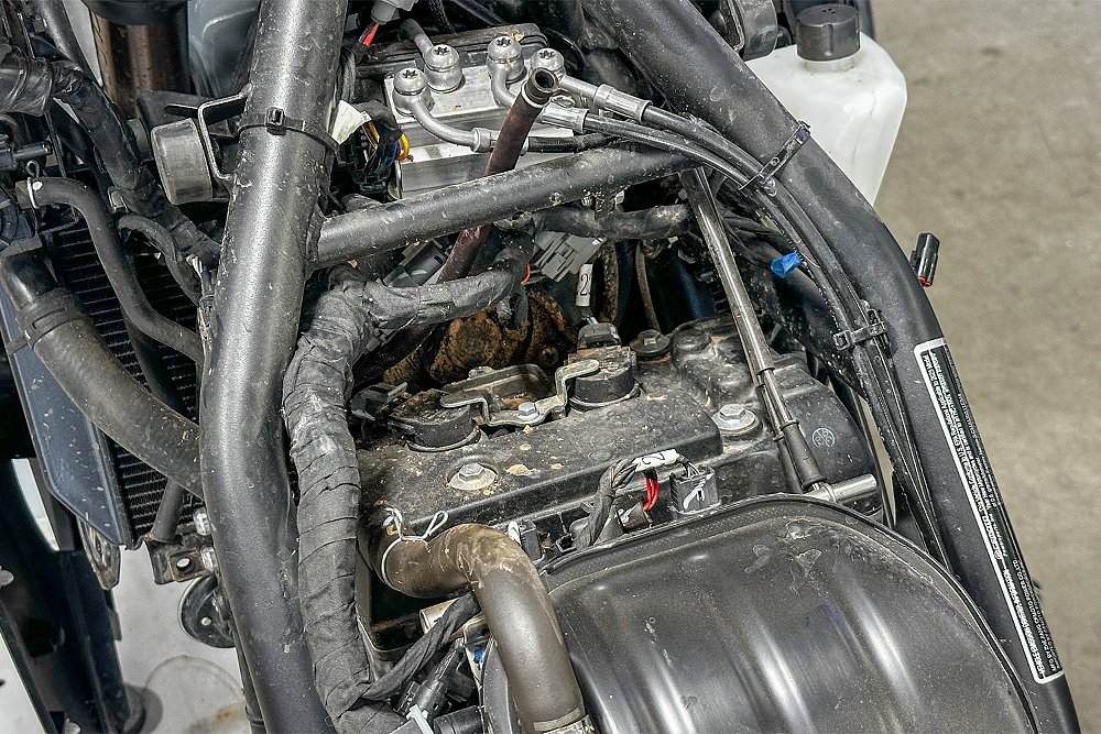 A top-down view of the Ibex 450's cylinder head.