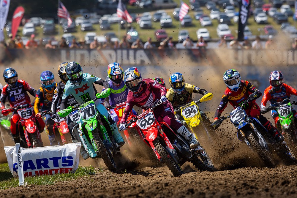 Hunter Lawrence leading the start of a motocross race at Unadilla with Ken Roczen and the rest of the field close behind