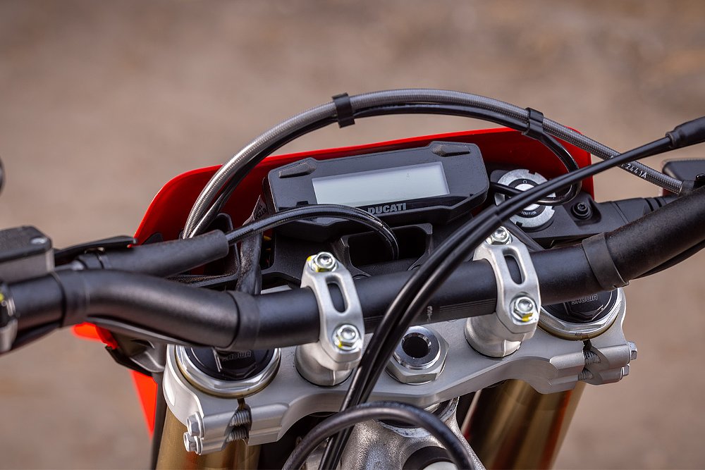 A close-up of the Desmo450 EDS's LCD dash.