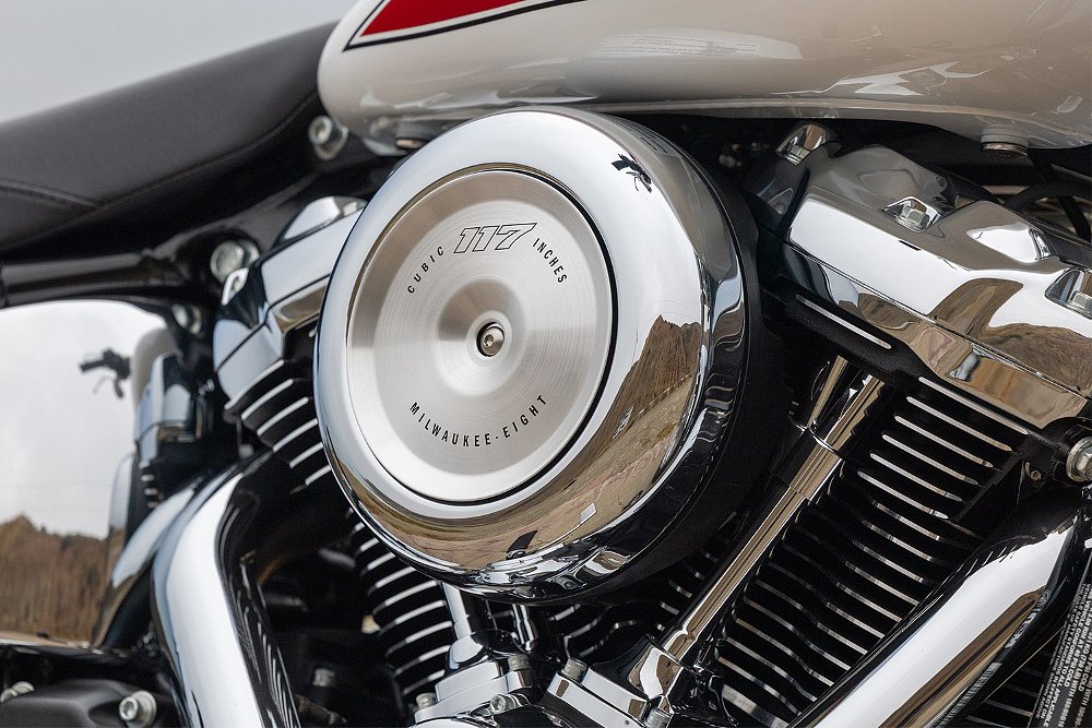A close-up of the Super Glide's 117 ci Milwaukee-Eight V-twin.
