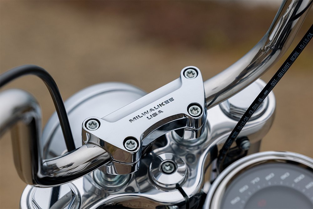 A close-up of the Super Glide's handlebar top clamp.