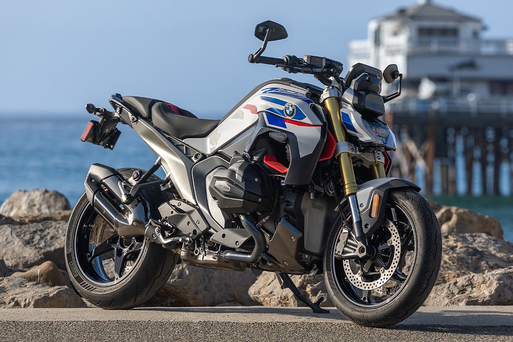 The R 1300 R staged before the Malibu Pier.