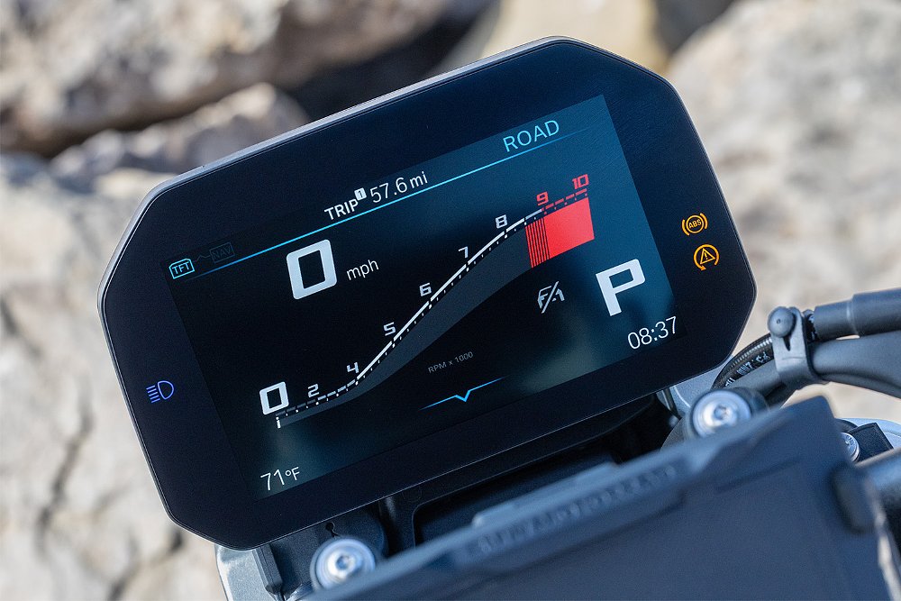 A close up of the R 1300 R's 6.5-inch TFT display.