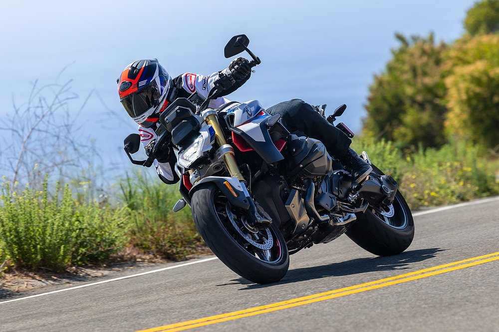 Dustin bends the R 1300 R around a sweeping curve.