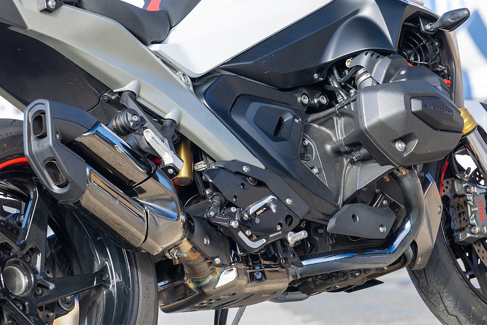 A close up of the R 1300 R's air/liquid-cooled 1,300 cc boxer engine.