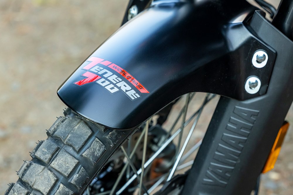 A close up of the World Raid sticker on the model's front fender.