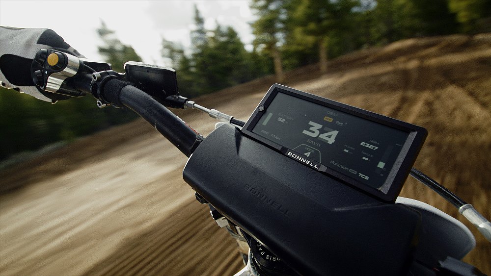 A close up of the 805 RX's TFT display.