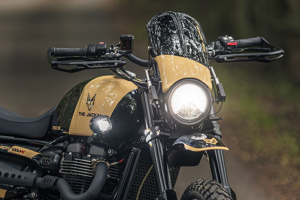 front view of the small windscreen sitting above the headlight