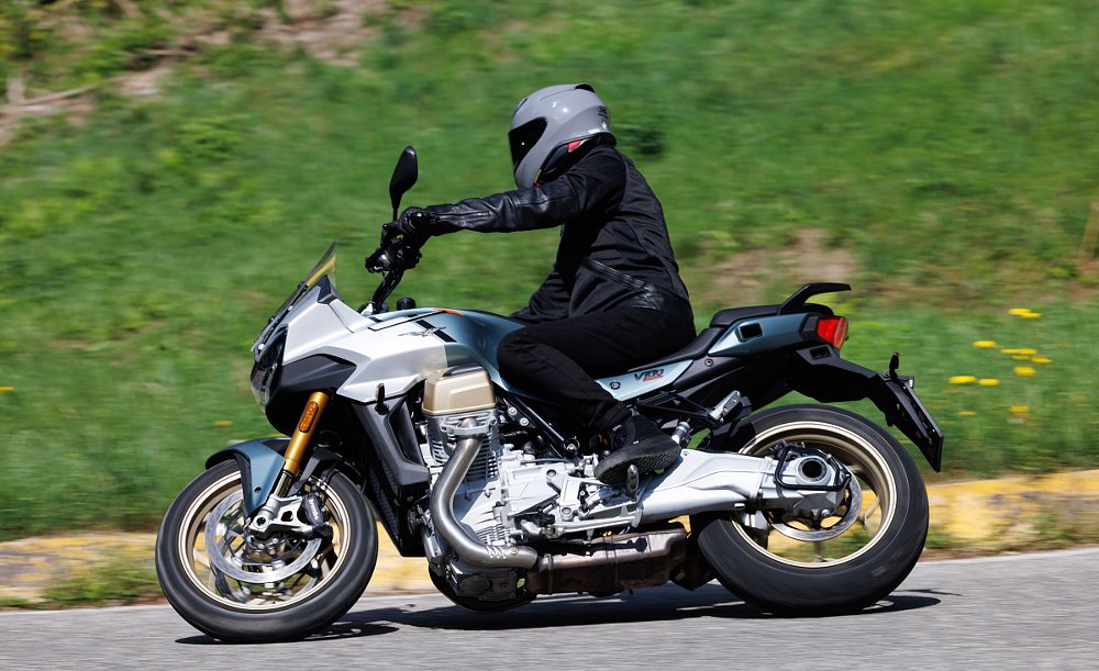 rider on the Mandello V100 S going through a curve