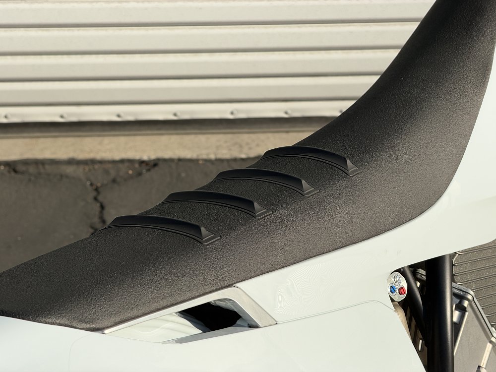 2026 Stark VARG SM Super-Grip seat detail.