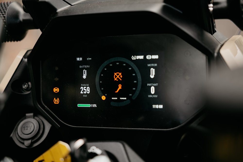 view of the Zero DS' display showing full charge and an estimated range of 259 kilometers