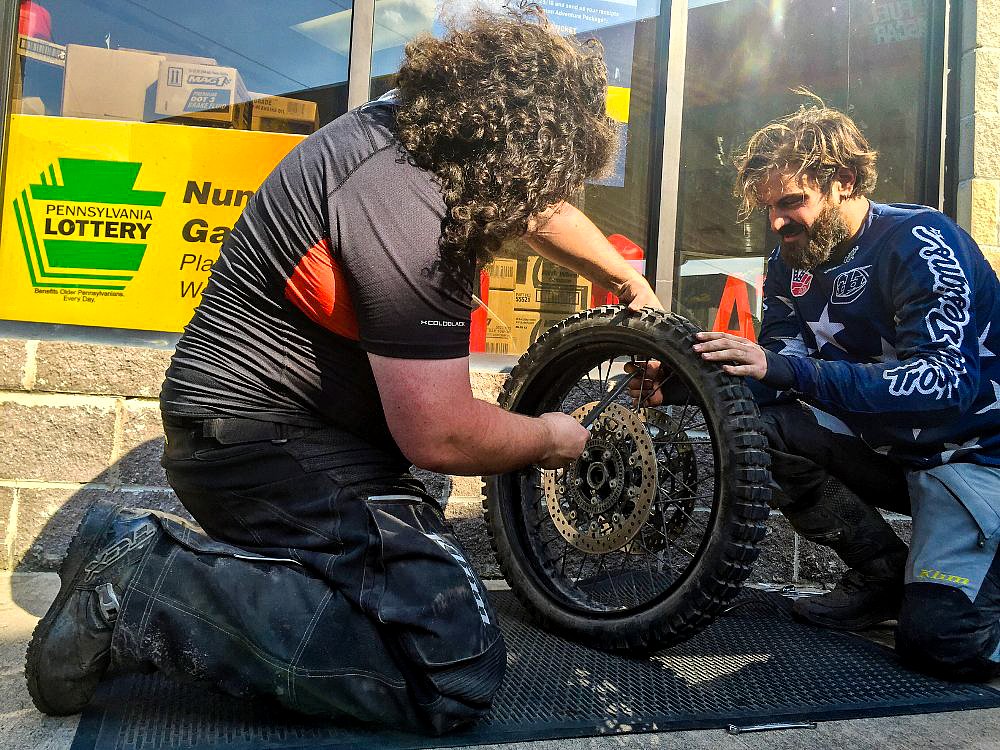 Spurgeon Dunbar and Lemmy Fix a flat