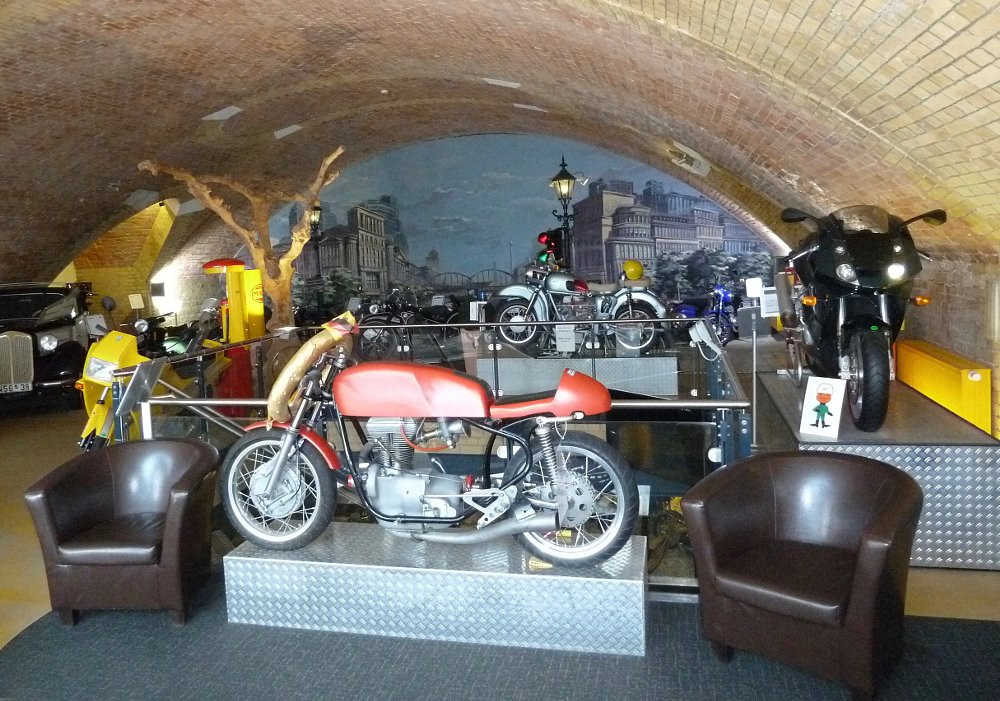 Simson in museum entrance