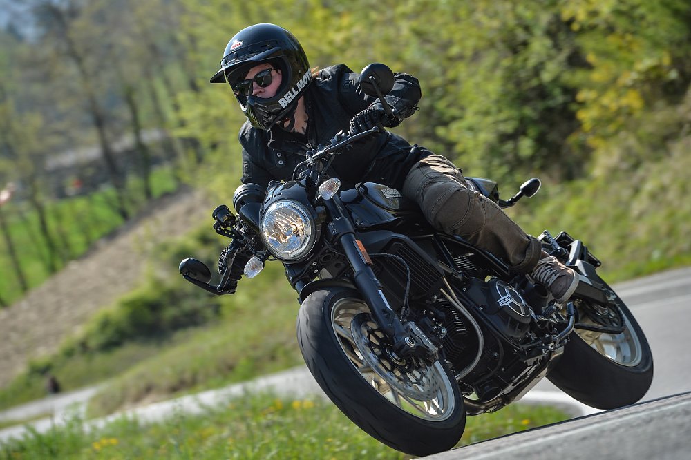 riding the Caf&eacute; Racer in Italy