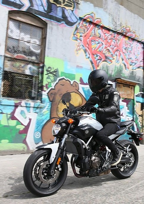 Yamaha FZ-07 in the city