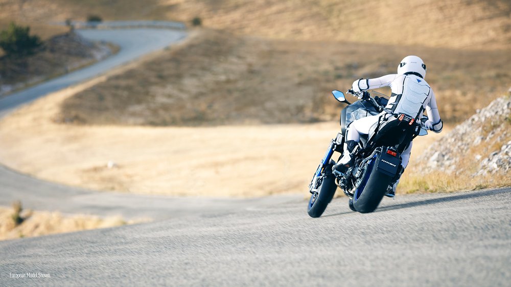 Yamaha Niken riding through a corner