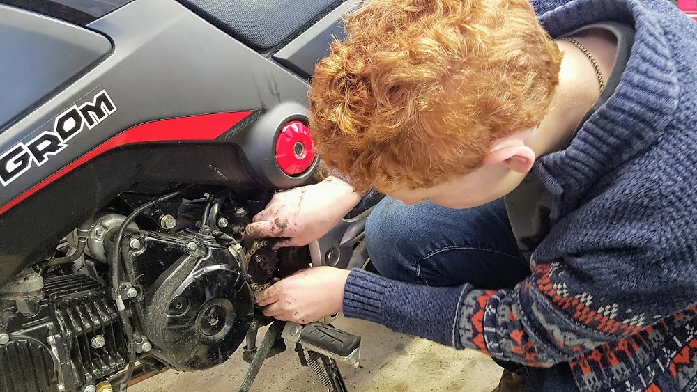 Stinky replaces his chain