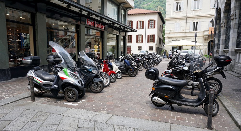 motorcycle parking in Como