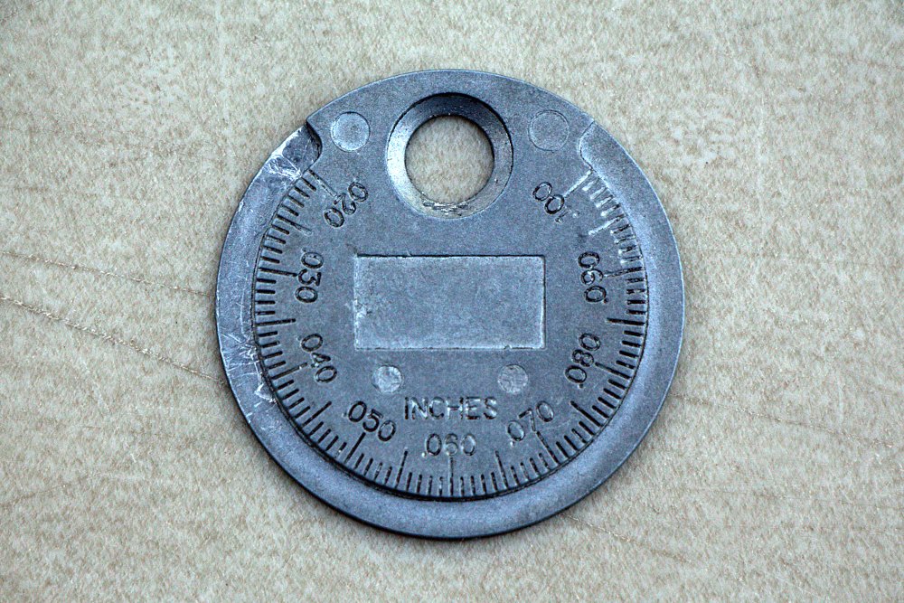 Coin-style gap tool.