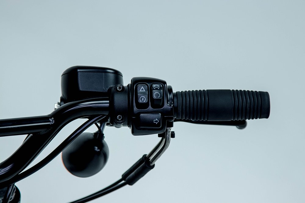 Sporty right turn signal switch