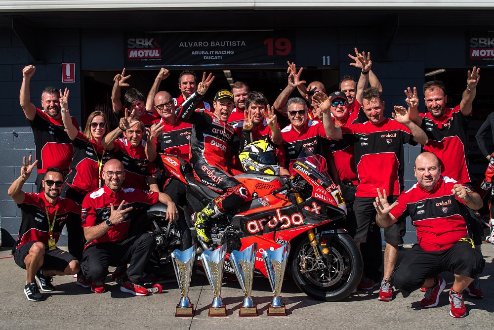 Bautista and Aruba.it Ducati team celebrate