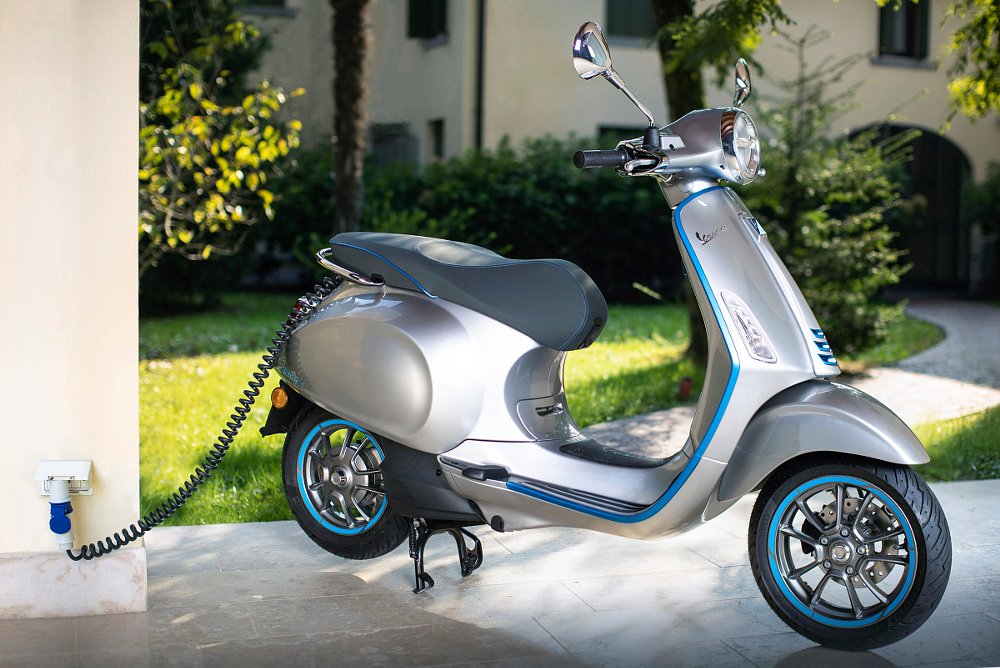 Vespa Elettrica charging