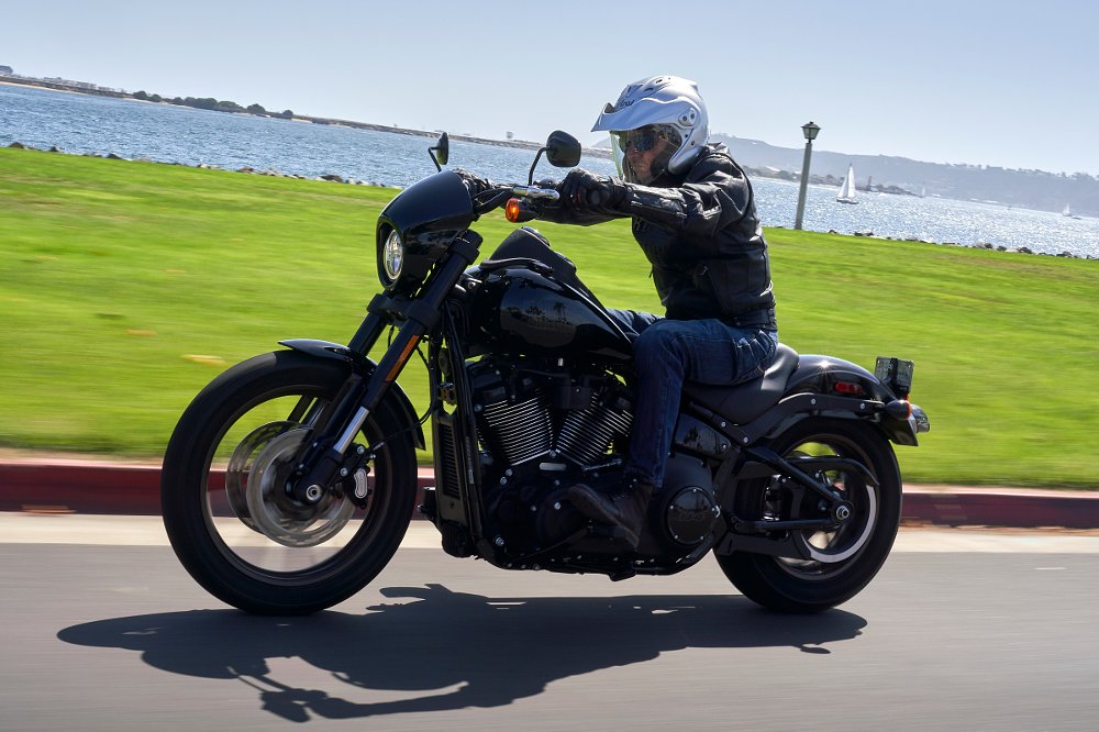 Low Rider S riding position