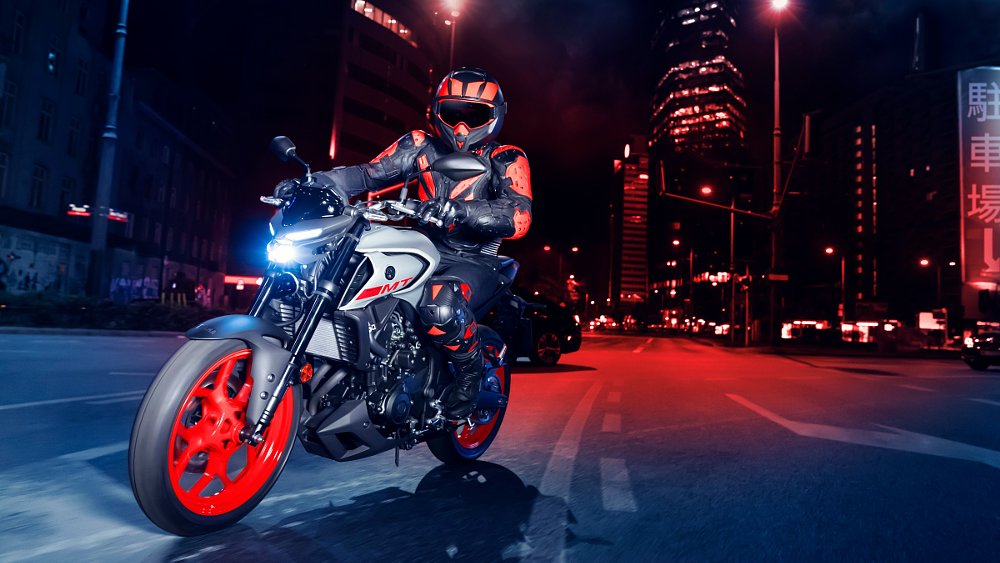 2020 Yamaha MT-03 riding at night