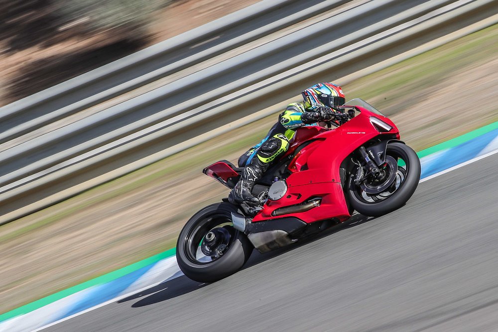 2020 Ducati Panigale V2 on track at Jerez