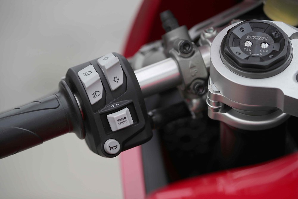 2020 Ducati Panigale V2 controls