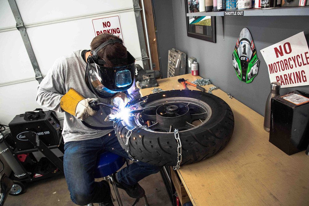welding chains on the wheel