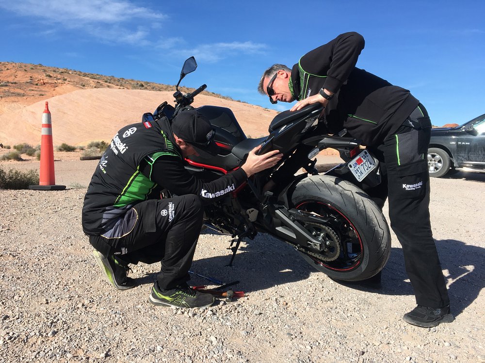 adjusting the rear suspension on the Kawasaki Z H2