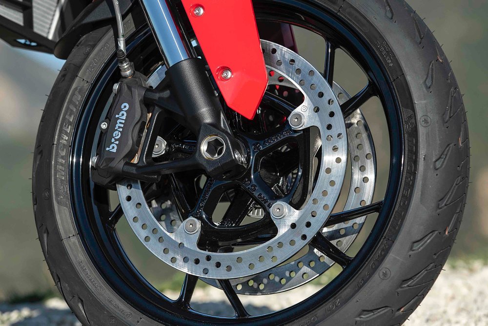 Brakes on the BMW F 900 XR