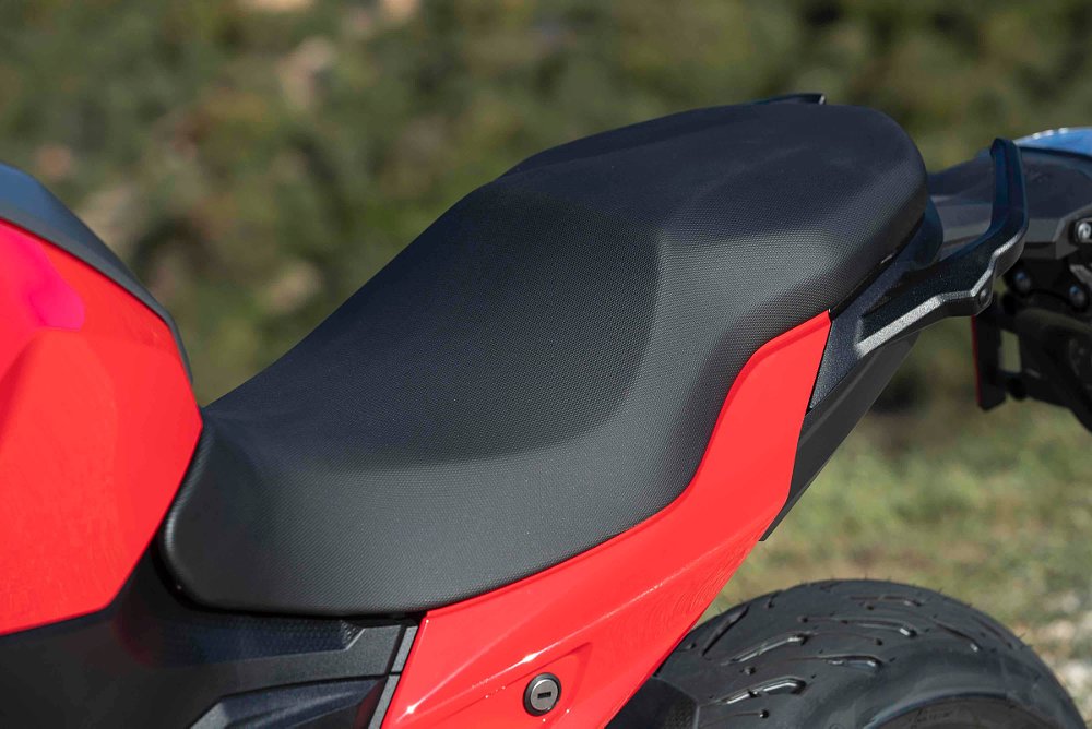 seat on the BMW F 900 XR