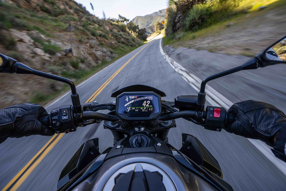 Kawasaki Z900 on-board cockpit