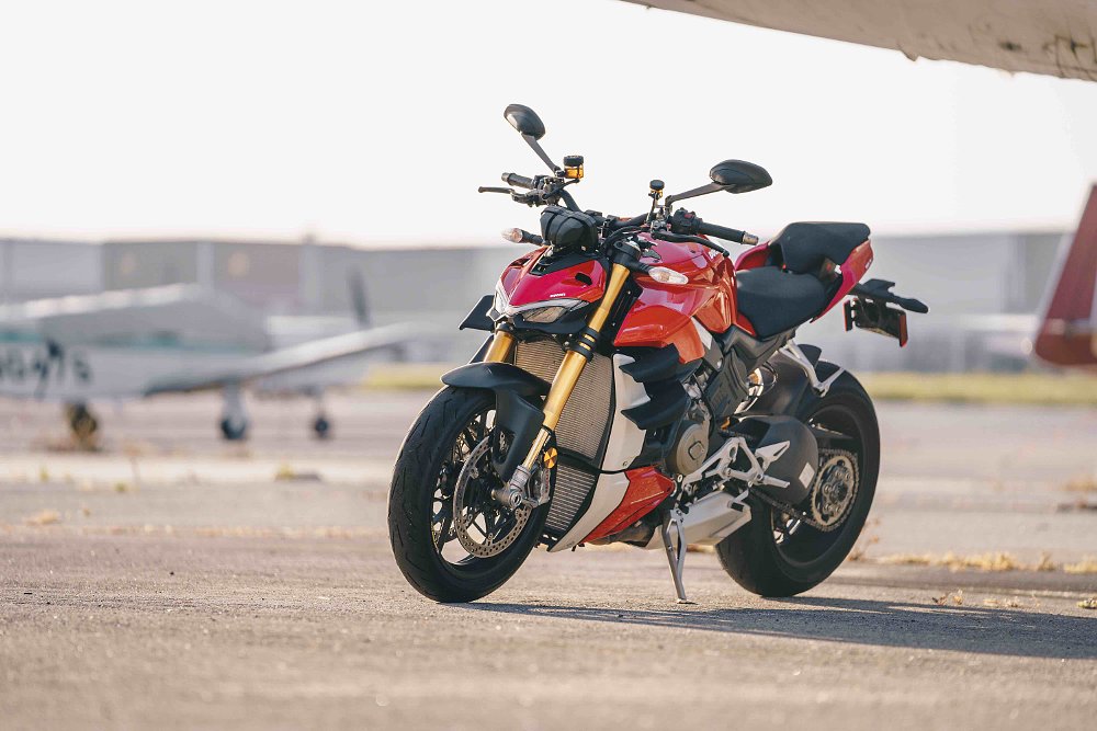 Ducati Streetfighter beauty left