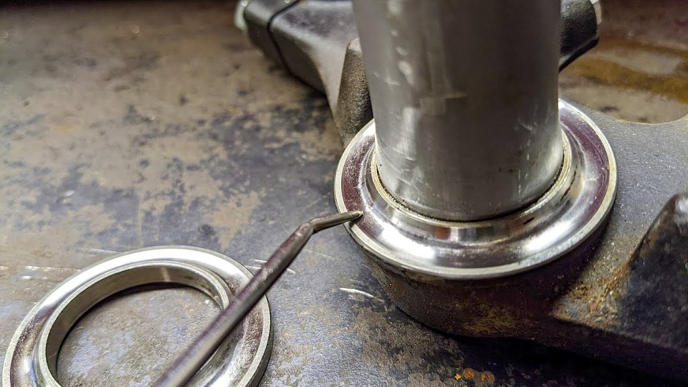 Failed steering head bearing