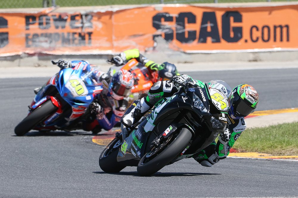 Richie Escalante leads the Supersport race