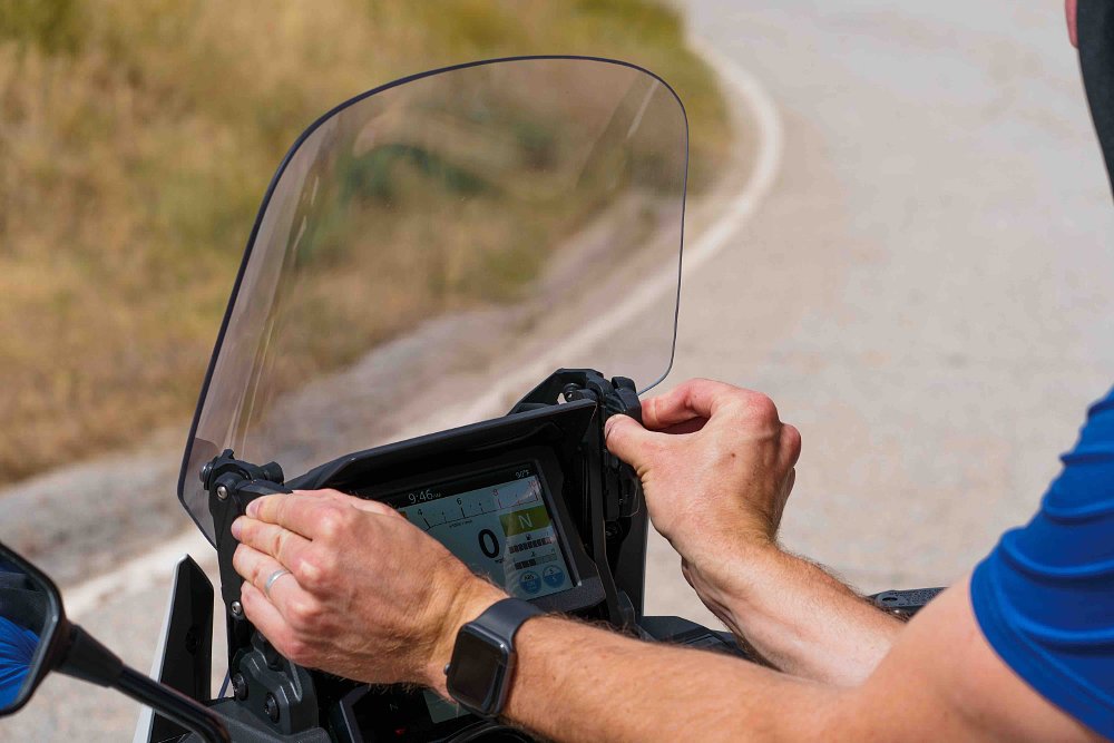 Honda Africa Twin windshield adjustment