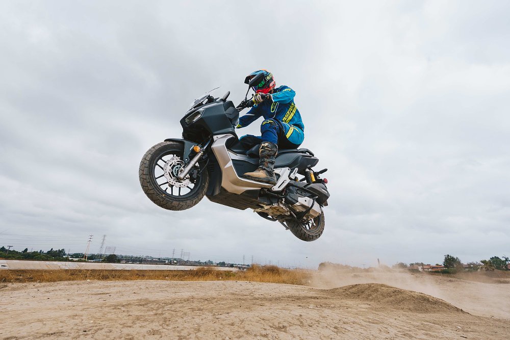 2021 Honda ADV150 jumping