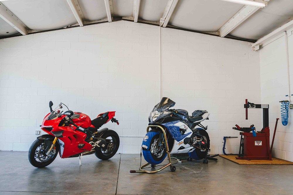 Ducati Panigale V4 and Suzuki GSX-R1000 in garage