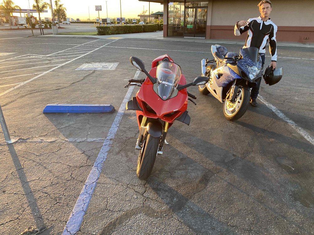Ducati Panigale V4 and Suzuki GSX-R1000 road trip