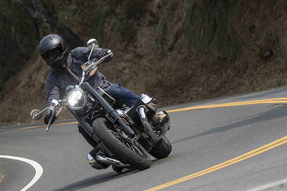 BMW R 18 action front